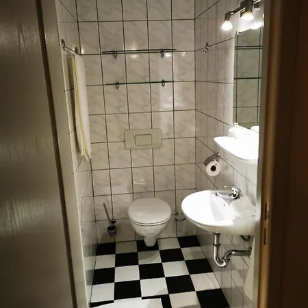 In Einem Alten Apartment *